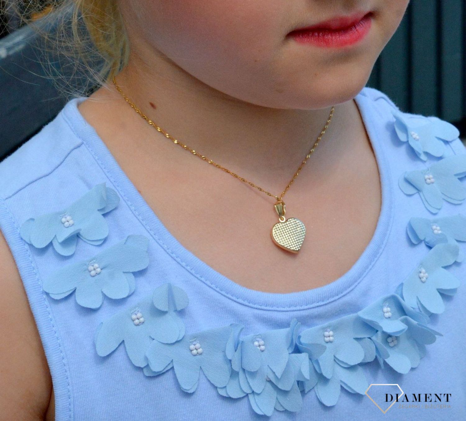 Złota zawieszka 333 serce frezowane  ZA 4776B 333. Romantyczny wzór, który nada uroku oraz kobiecości każdej stylizacji. Wyjątkowy wisiorek o ponadczasowym motywie zachwyca estetyczną formą wykonania.jpg